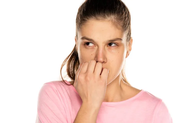 Retrato Jovem Mulher Nervosa Mordendo Unhas Fundo Branco — Fotografia de Stock