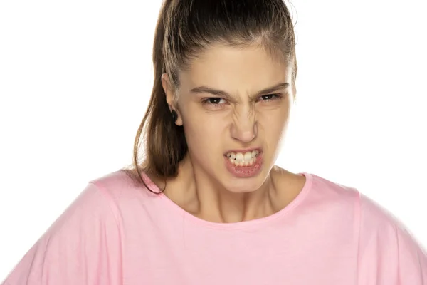 Mujer Joven Enojada Muestra Sus Dientes Sobre Fondo Blanco — Foto de Stock