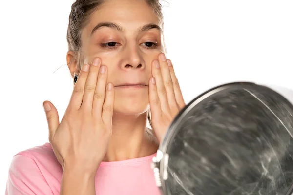 Mujer Joven Aplicando Crema Facial Sobre Fondo Blanco — Foto de Stock