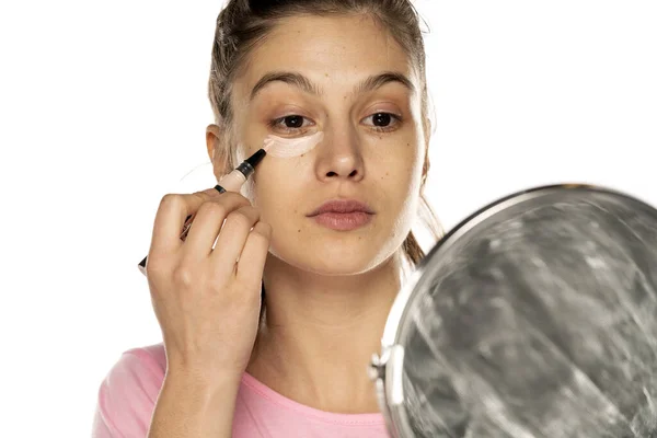 Porträt Einer Jungen Schönen Frau Die Concealer Mit Appikator Auf — Stockfoto