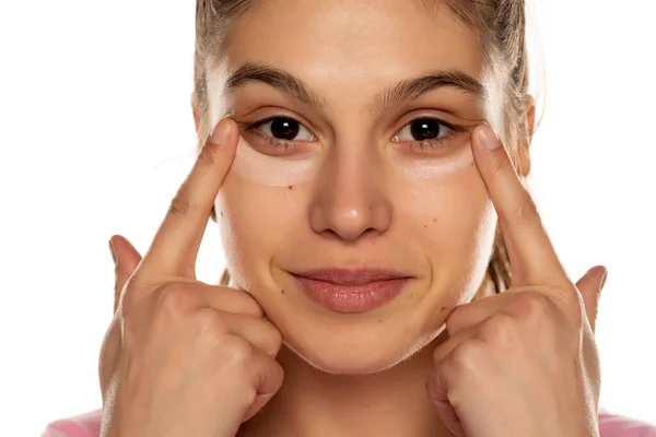 Porträtt Ung Vacker Kvinna Tillämpa Concealer Med Fingrarna Vit Bakgrund — Stockfoto