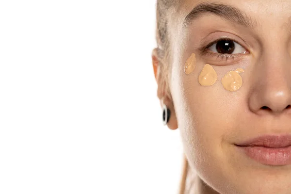 Retrato Jovem Mulher Bonita Com Corretor Sob Seus Olhos Fundo — Fotografia de Stock