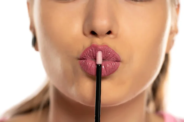 Retrato Joven Hermosa Mujer Besa Brillo Labios Sobre Fondo Blanco —  Fotos de Stock