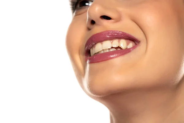 Fechar Sorriso Bela Mulher Dentes Fundo Branco — Fotografia de Stock