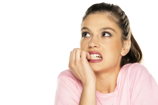 Retrato Jovem Interessado Mulher Nervosa Fundo Branco — Fotografia de Stock