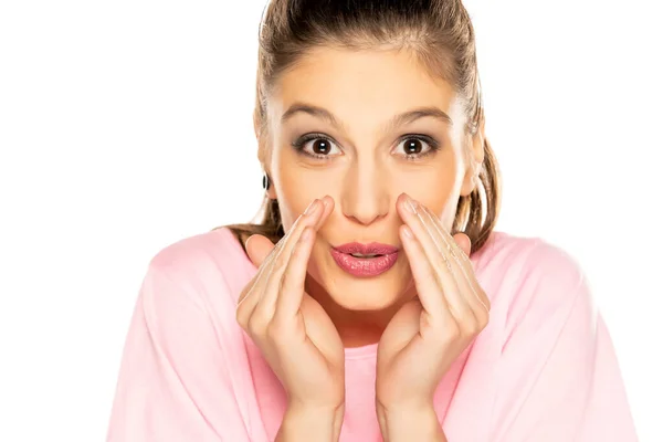 Portret Van Jonge Mooie Vrouw Fluistert Witte Achtergrond — Stockfoto