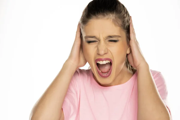 Retrato Jovem Nervosa Gritando Mulher Fundo Branco — Fotografia de Stock