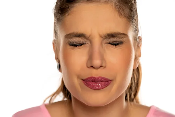 Retrato Mujer Joven Con Lazo Doloroso Los Ojos Cerrados Sobre — Foto de Stock