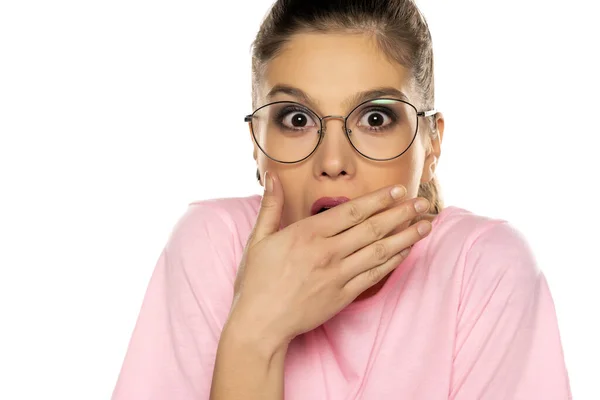 Retrato Mujer Joven Sorprendida Con Gafas Sobre Fondo Blanco — Foto de Stock