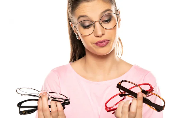 Una Joven Elige Marco Para Sus Nuevas Gafas — Foto de Stock