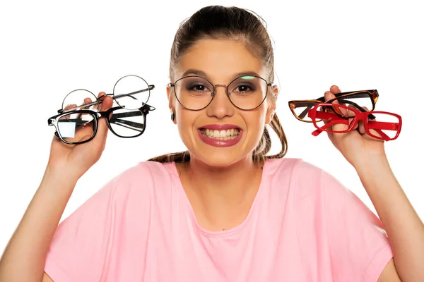 Una Joven Elige Marco Para Sus Nuevas Gafas Sobre Fondo — Foto de Stock