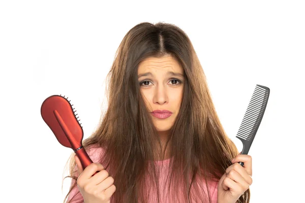 Uma Jovem Mulher Nervosa Com Cabelo Bagunçado Segurando Pente Escova — Fotografia de Stock