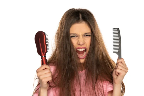 Uma Mulher Louca Com Cabelo Bagunçado Segurando Pente Escova Cabelo — Fotografia de Stock