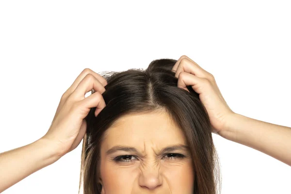 Meio Retrato Jovem Mulher Nervosa Coça Cabeça Fundo Branco — Fotografia de Stock