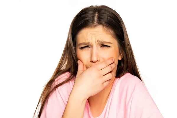 Beyaz Arka Planda Güçlü Diş Ağrısı Olan Genç Bir Kadın — Stok fotoğraf