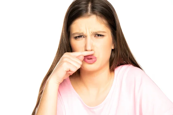 Młoda Kobieta Gestem Złego Zapachu Białym Bakterii — Zdjęcie stockowe