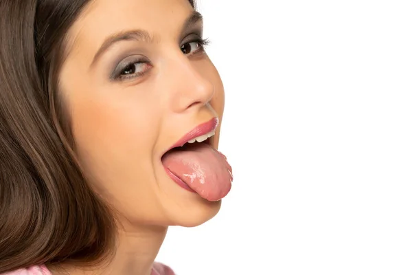 Porträt Einer Jungen Frau Mit Herausgestreckter Zunge Auf Weißem Hintergrund — Stockfoto