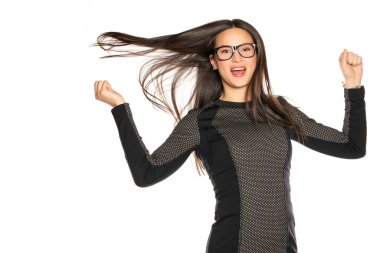 Beyaz arka planda güzel jestleri olan mutlu genç bir kadın.