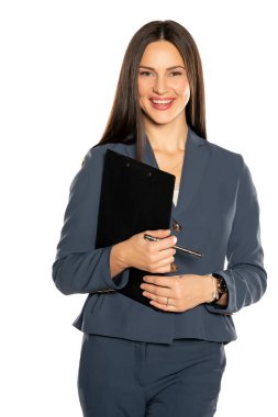 Pantolon ve ceket giymiş, beyaz bir geçmişi olan güzel, gülümseyen bir iş kadını.