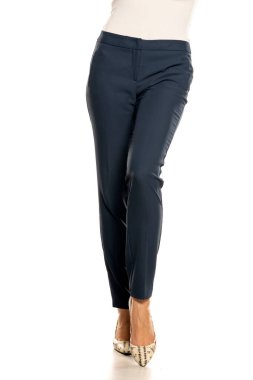 Beyaz arka planda, kadın resmi pantolonu.