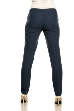 Beyaz arka plandan kadın resmi pantolonu.