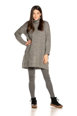 Beyaz arka planda gri ceketli güzel bir kadın.