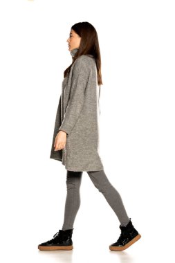 Beyaz arka planda gri ceketli güzel bir kadının profili