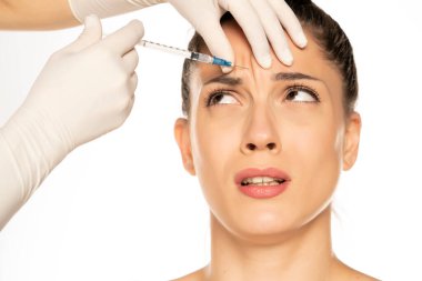 Korkmuş genç bir kadının portresi. Beyaz arka planda zayıf dolgu işlemi.