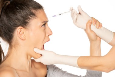 Korkmuş genç bir kadının portresi. Beyaz arka planda zayıf dolgu işlemi.