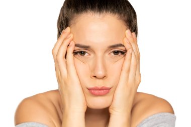 Beyaz arka planda depresif genç kadın portresi