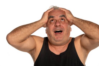 Beyaz arka planda kısa gri saçlı mutlu orta yaşlı bir adam.