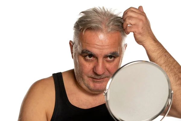Besorgter Mann Mittleren Alters Mit Kurzen Grauen Haaren Auf Weißem — Stockfoto