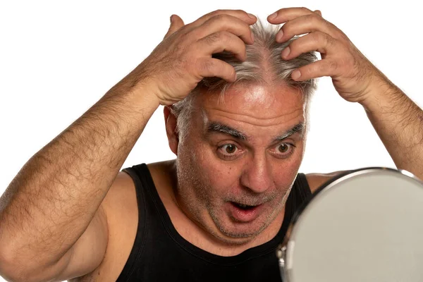 Šokovaný Muž Středního Věku Krátkými Šedými Vlasy Bílém Pozadí — Stock fotografie