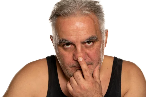Besorgter Mann Mittleren Alters Rührt Seine Nase Auf Weißem Hintergrund — Stockfoto