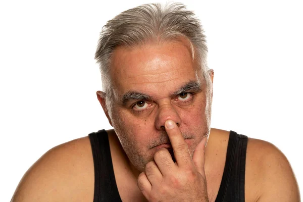 Mann Mittleren Alters Berührt Seine Nase Auf Weißem Hintergrund — Stockfoto