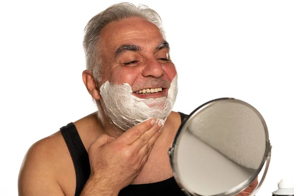 Feliz Homem Meia Idade Com Cabelo Curto Cinza Aplicando Espuma — Fotografia de Stock