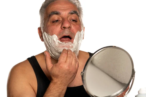 Homem Meia Idade Com Cabelo Curto Cinza Aplicando Espuma Barbear — Fotografia de Stock