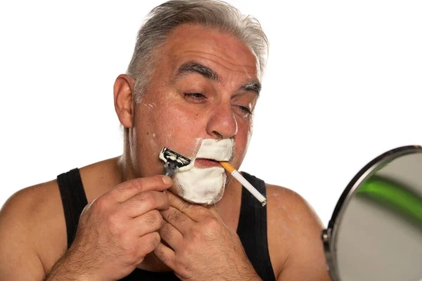 Μεσήλικας Άντρας Τσιγάρο Ξυρίζει Γενειάδα Λευκό Φόντο — Φωτογραφία Αρχείου