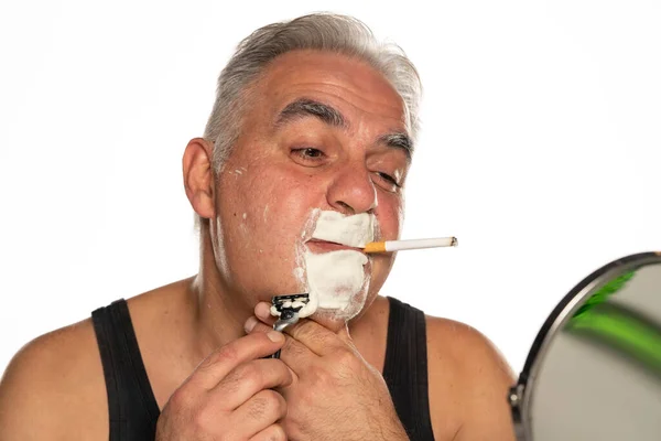 Homem Meia Idade Com Barba Cigaret Barba Escondida Fundo Branco — Fotografia de Stock