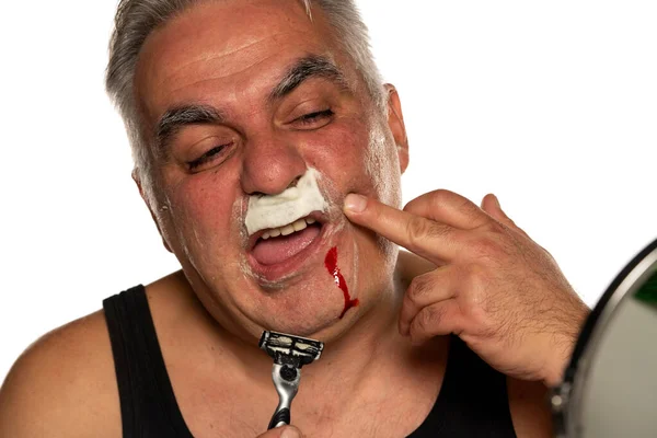 Nervoso Meia Idade Homem Com Sangue Seu Rosto Fundo Branco — Fotografia de Stock