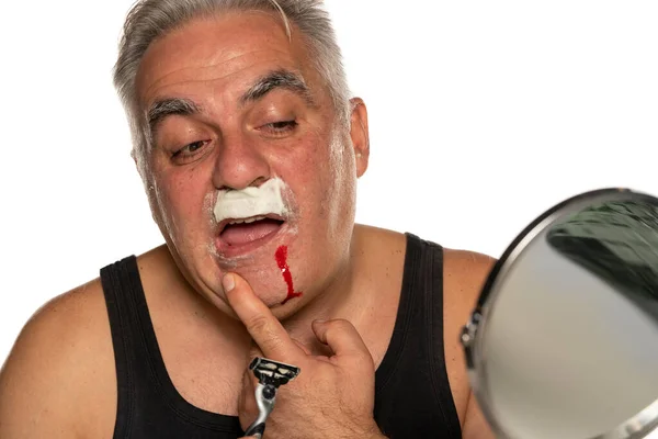 Nervoso Meia Idade Homem Com Sangue Seu Rosto Fundo Branco — Fotografia de Stock