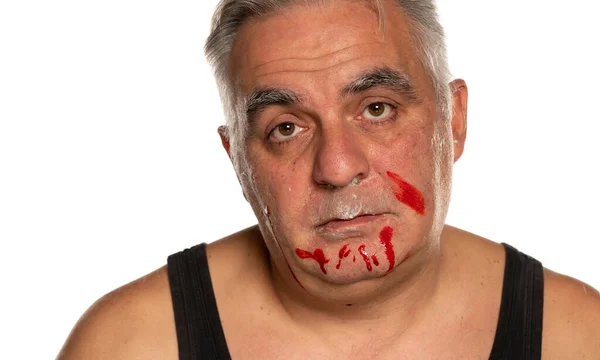 Infeliz Hombre Mediana Edad Con Sangre Cara Sobre Fondo Blanco — Foto de Stock