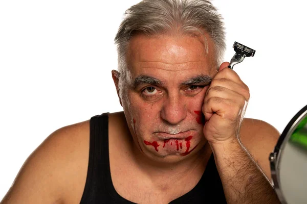 Unglücklicher Mann Mittleren Alters Mit Blut Gesicht Auf Weißem Hintergrund — Stockfoto