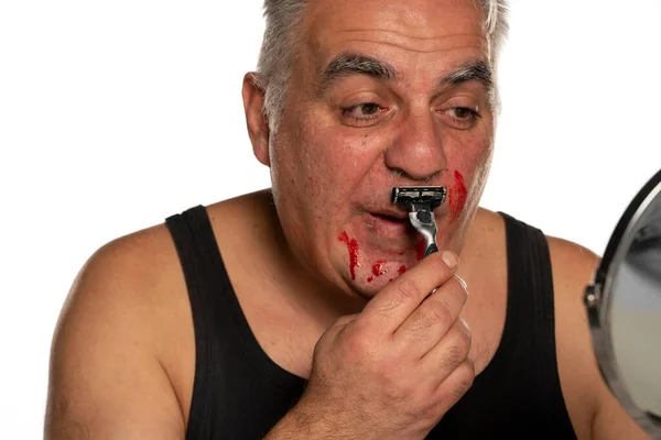 Mann Mittleren Alters Mit Blut Gesicht Auf Weißem Hintergrund — Stockfoto