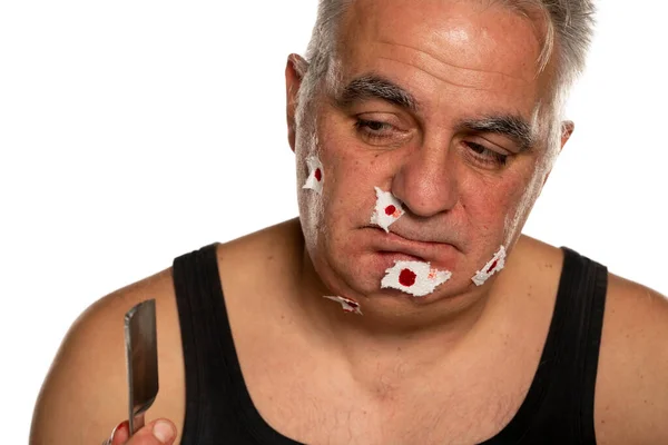 Nešťastný Muž Středního Věku Krví Tváři Bílém Pozadí — Stock fotografie