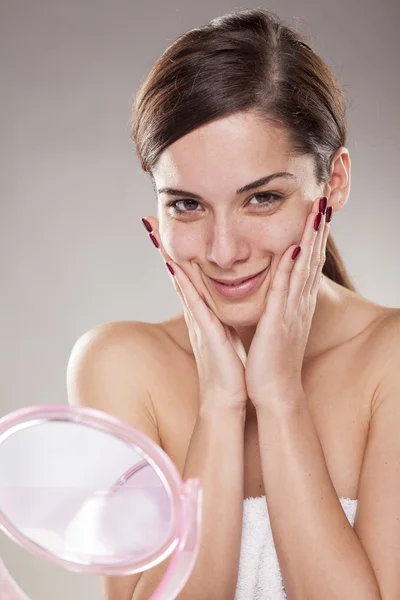 Positive Frau ohne Make-up — Stockfoto