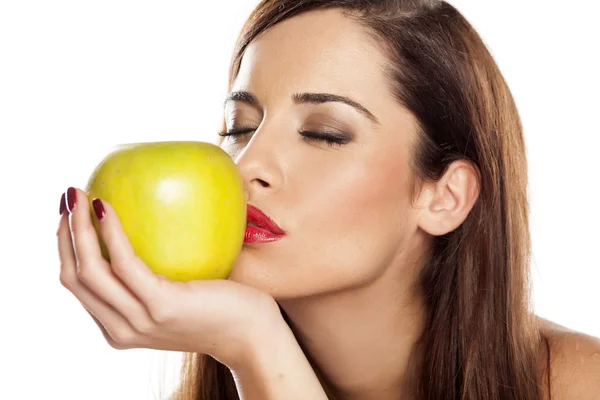 Frau riecht einen Apfel — Stockfoto