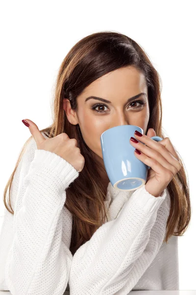 Mujer sosteniendo una taza de té — Foto de Stock