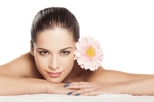 Vrouw met gerbera — Stockfoto