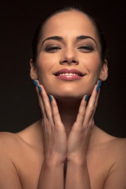 güzel bir kadın yüzüne dokunmak